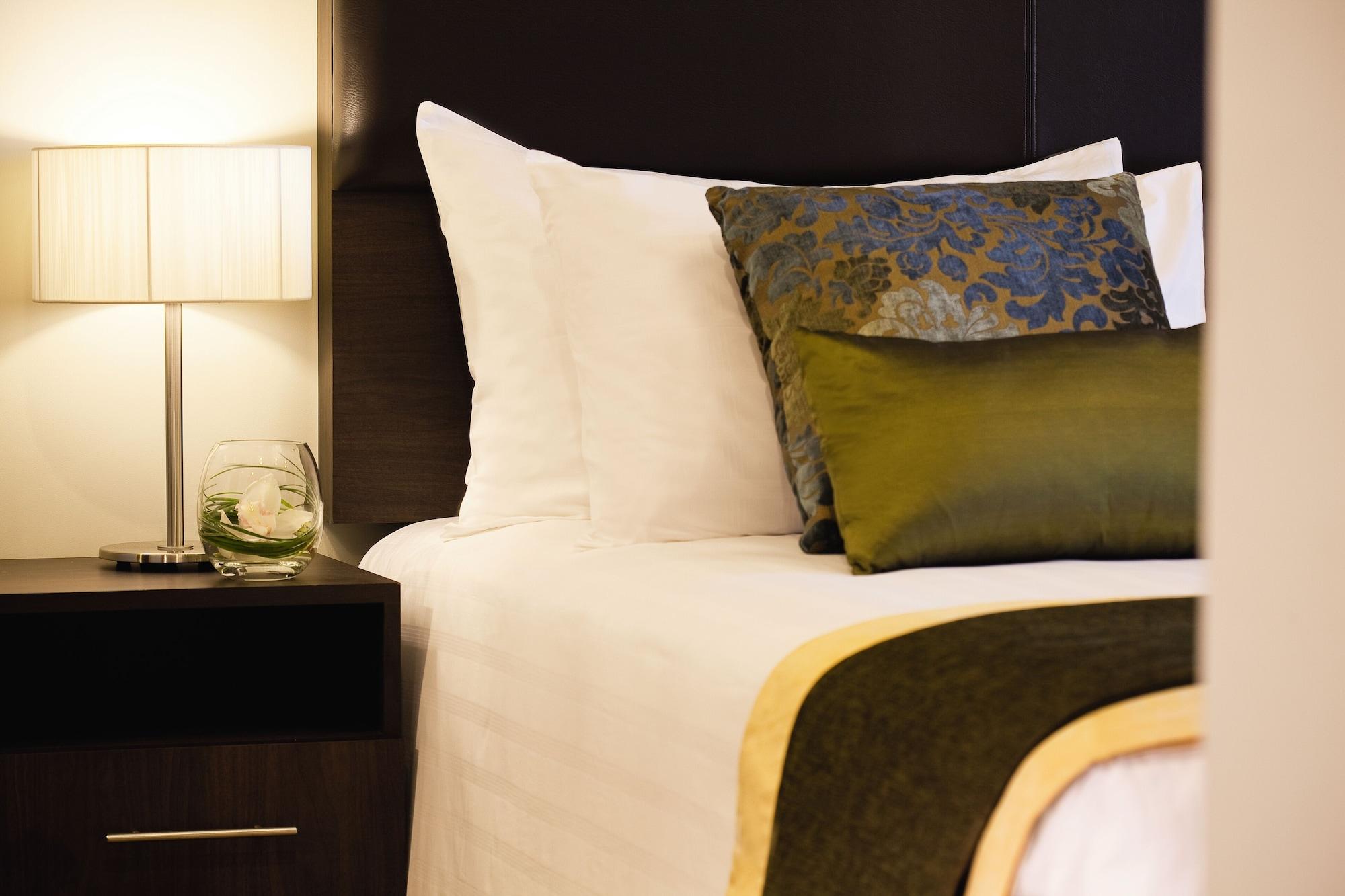 โมเวนพิคโฮเต็ล อพาร์ตเมนต์ อัล มัมซาร์ ดูไบ Aparthotel ภายนอก รูปภาพ A bed with a throw