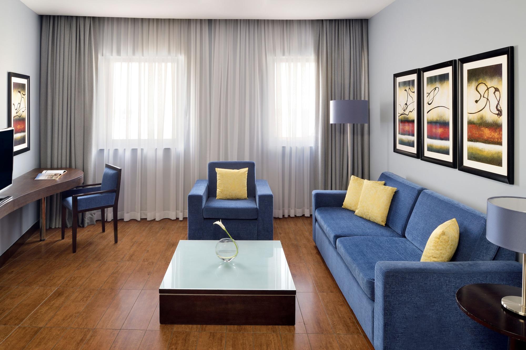 โมเวนพิคโฮเต็ล อพาร์ตเมนต์ อัล มัมซาร์ ดูไบ Aparthotel ภายนอก รูปภาพ A living room with a sofa