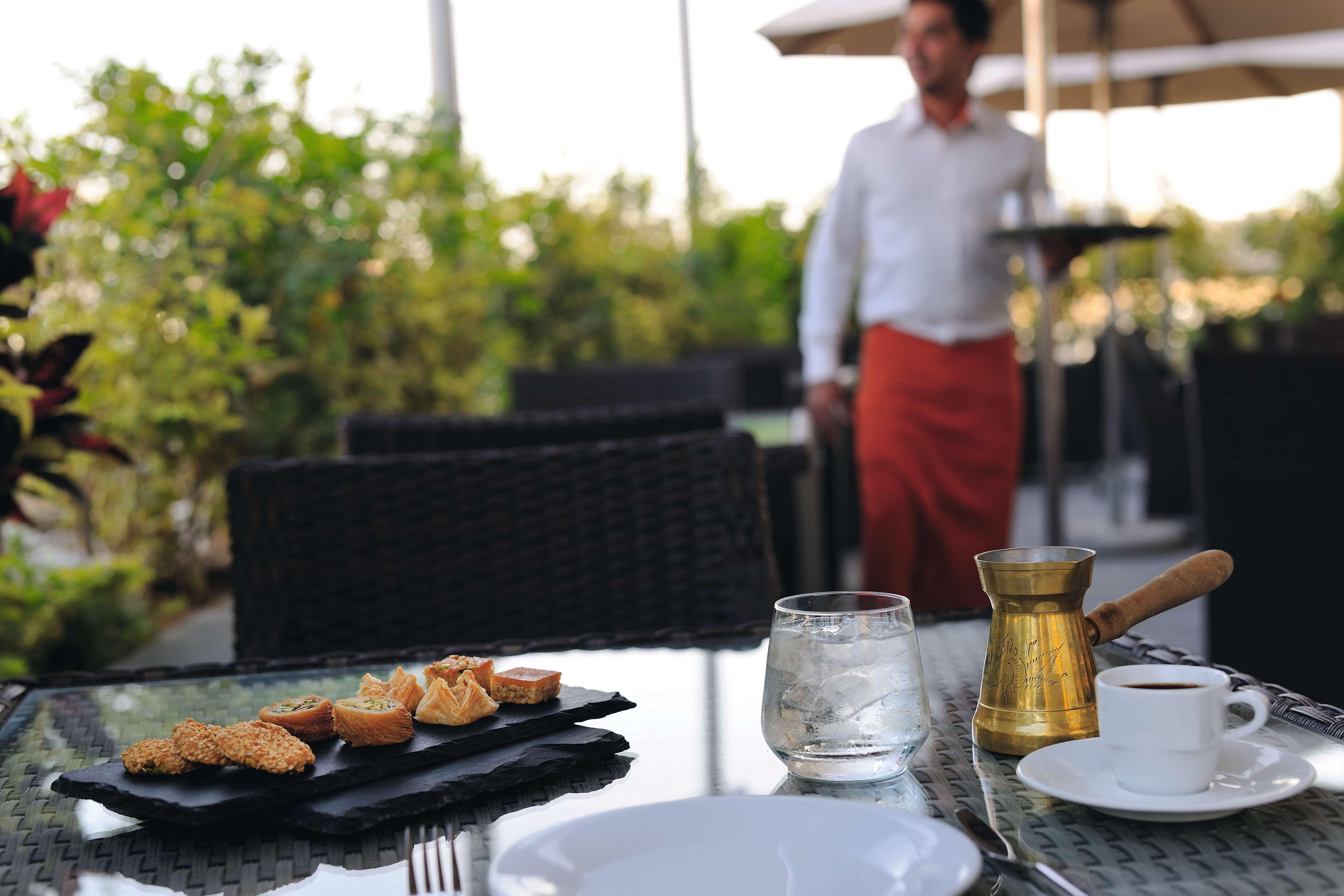 โมเวนพิคโฮเต็ล อพาร์ตเมนต์ อัล มัมซาร์ ดูไบ Aparthotel ภายนอก รูปภาพ A waiter at work