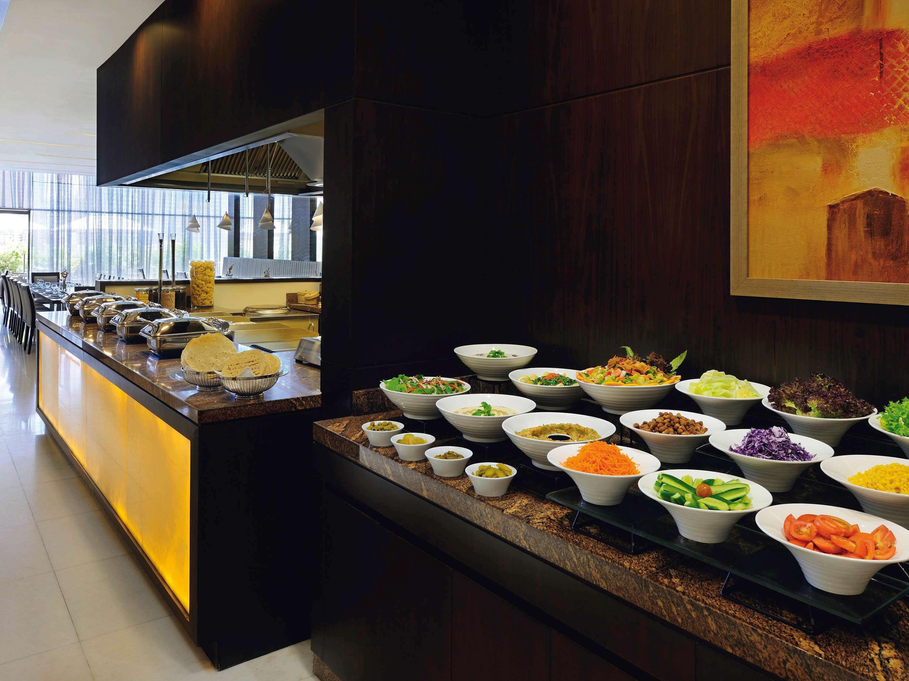โมเวนพิคโฮเต็ล อพาร์ตเมนต์ อัล มัมซาร์ ดูไบ Aparthotel ภายนอก รูปภาพ A salad bar