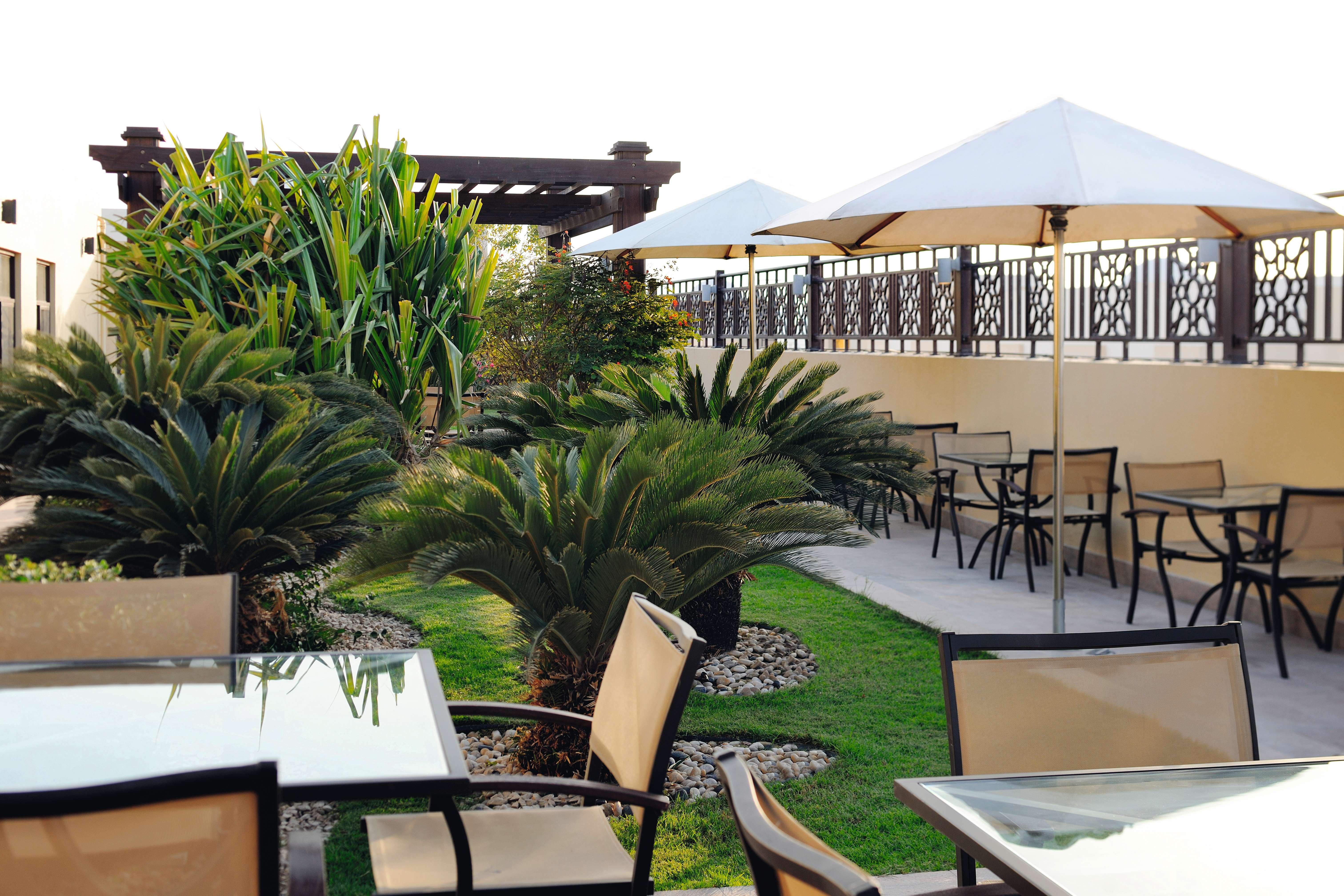 โมเวนพิคโฮเต็ล อพาร์ตเมนต์ อัล มัมซาร์ ดูไบ Aparthotel ภายนอก รูปภาพ The rooftop garden at the hotel