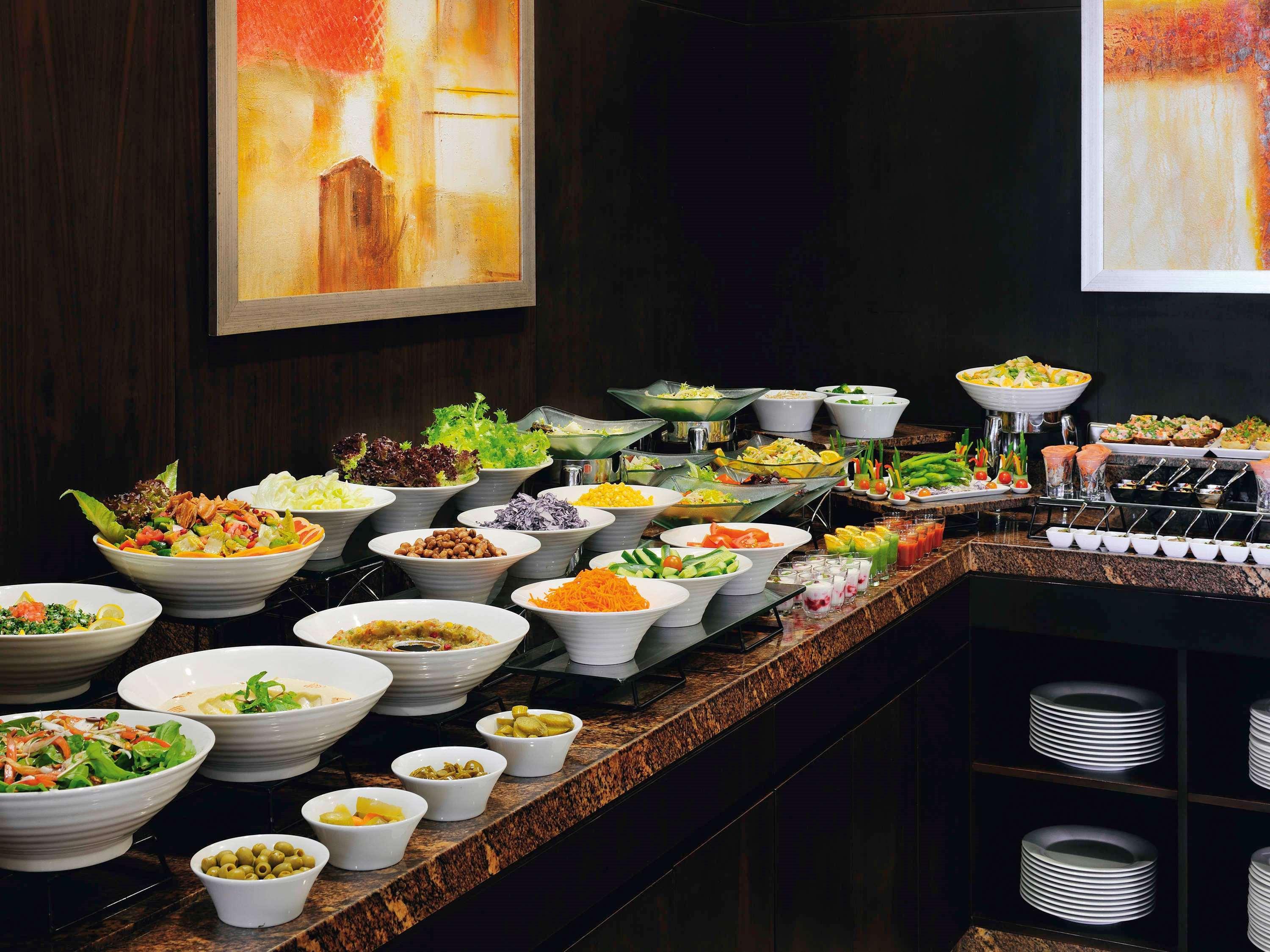 โมเวนพิคโฮเต็ล อพาร์ตเมนต์ อัล มัมซาร์ ดูไบ Aparthotel ภายนอก รูปภาพ A salad bar