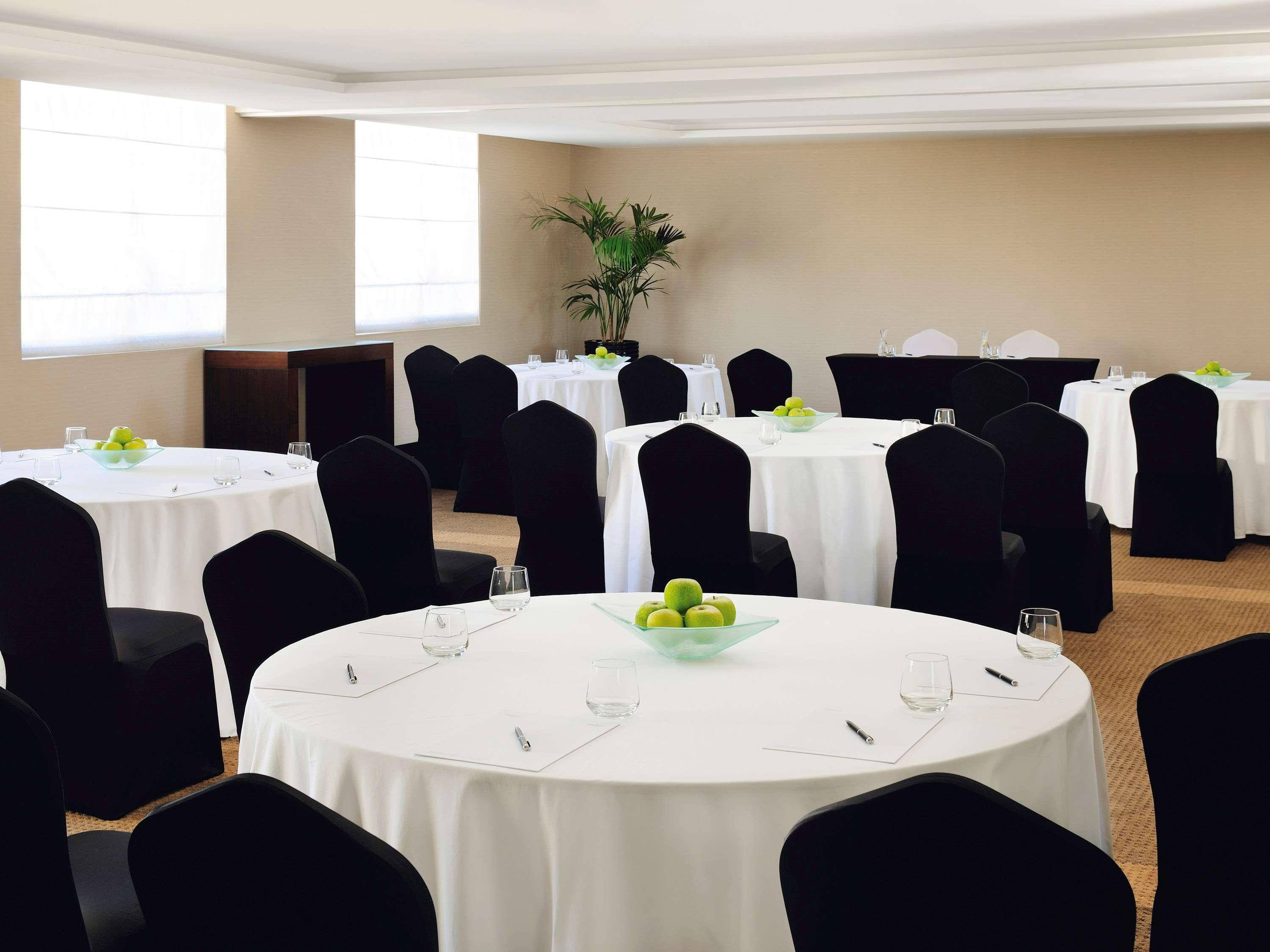 โมเวนพิคโฮเต็ล อพาร์ตเมนต์ อัล มัมซาร์ ดูไบ Aparthotel ภายนอก รูปภาพ The Westin Palace Madrid