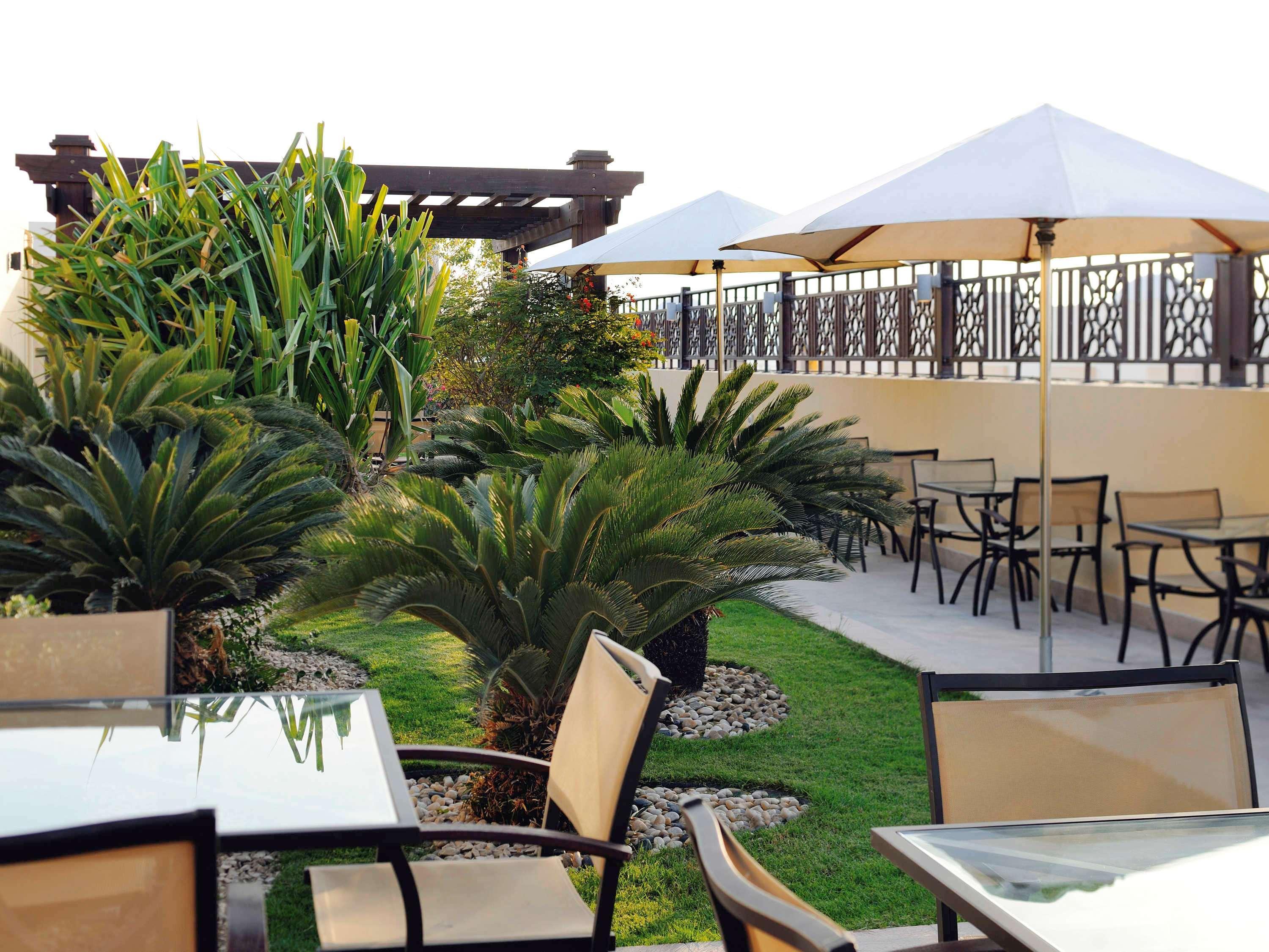 โมเวนพิคโฮเต็ล อพาร์ตเมนต์ อัล มัมซาร์ ดูไบ Aparthotel ภายนอก รูปภาพ The rooftop garden at the hotel
