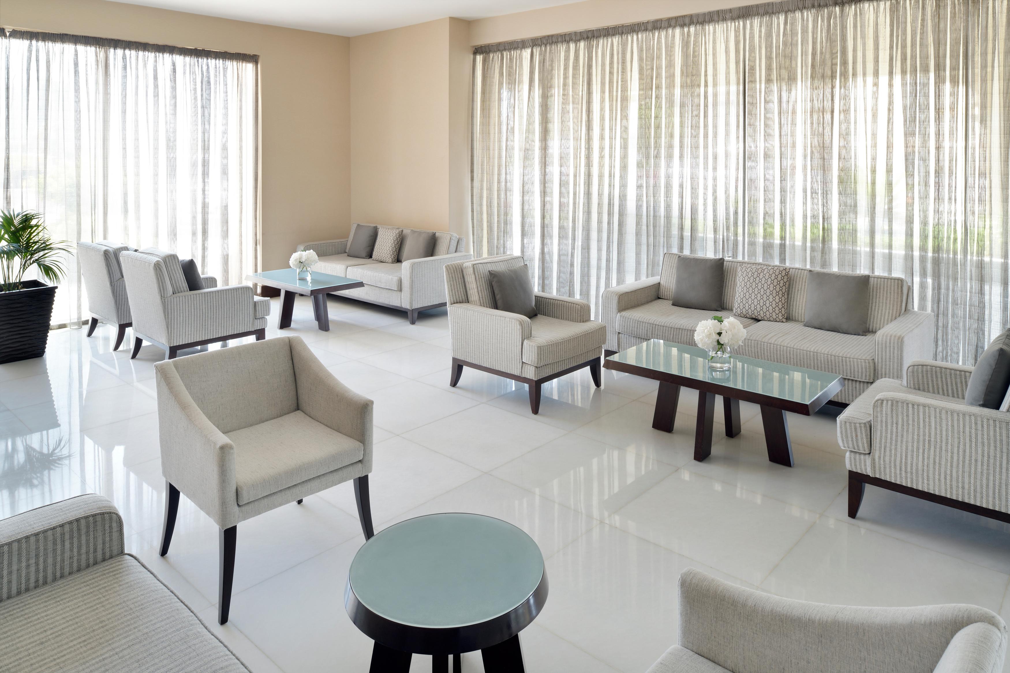 โมเวนพิคโฮเต็ล อพาร์ตเมนต์ อัล มัมซาร์ ดูไบ Aparthotel ภายนอก รูปภาพ The interior of the hotel