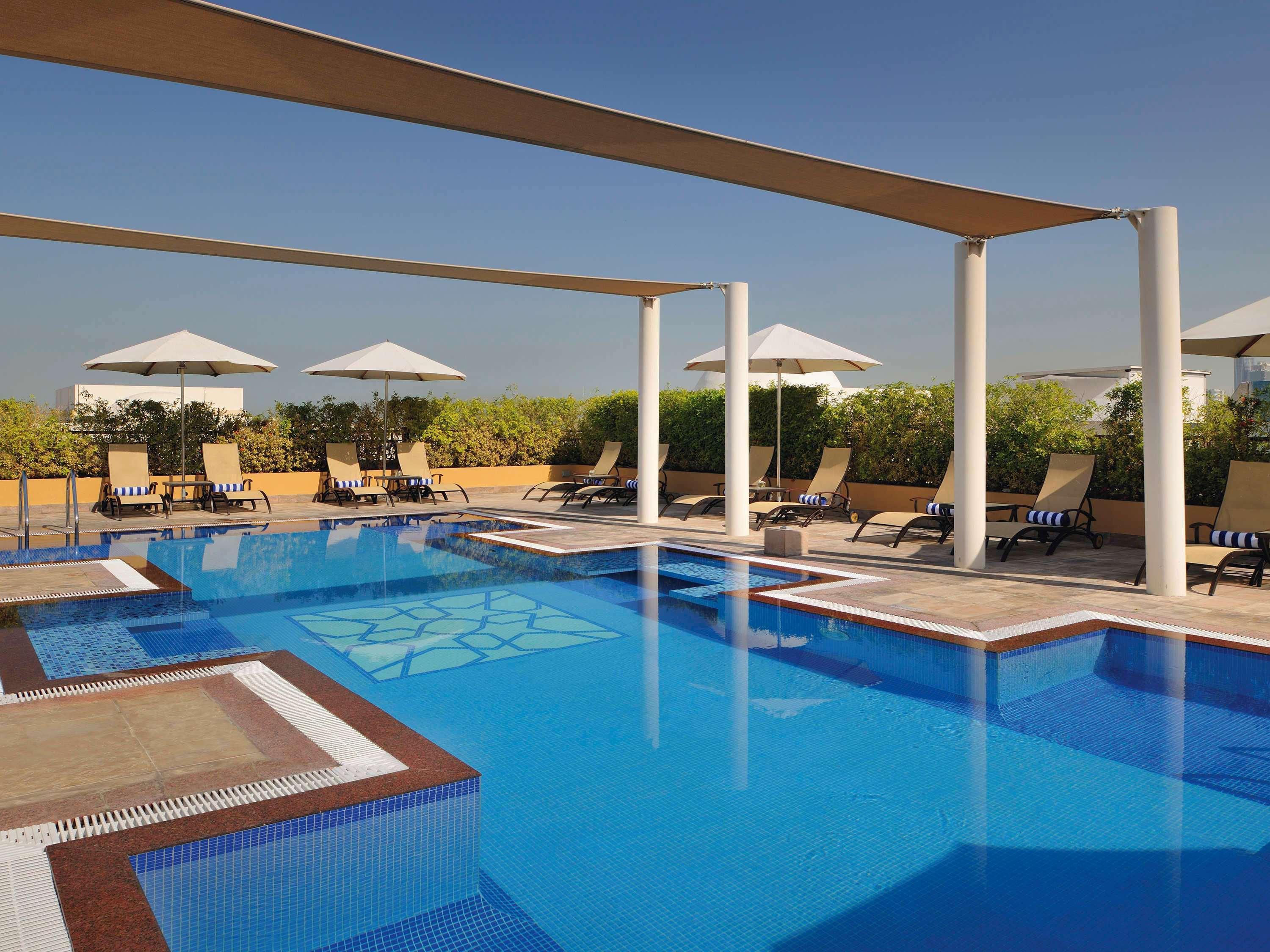 โมเวนพิคโฮเต็ล อพาร์ตเมนต์ อัล มัมซาร์ ดูไบ Aparthotel ภายนอก รูปภาพ The swimming pool at the hotel