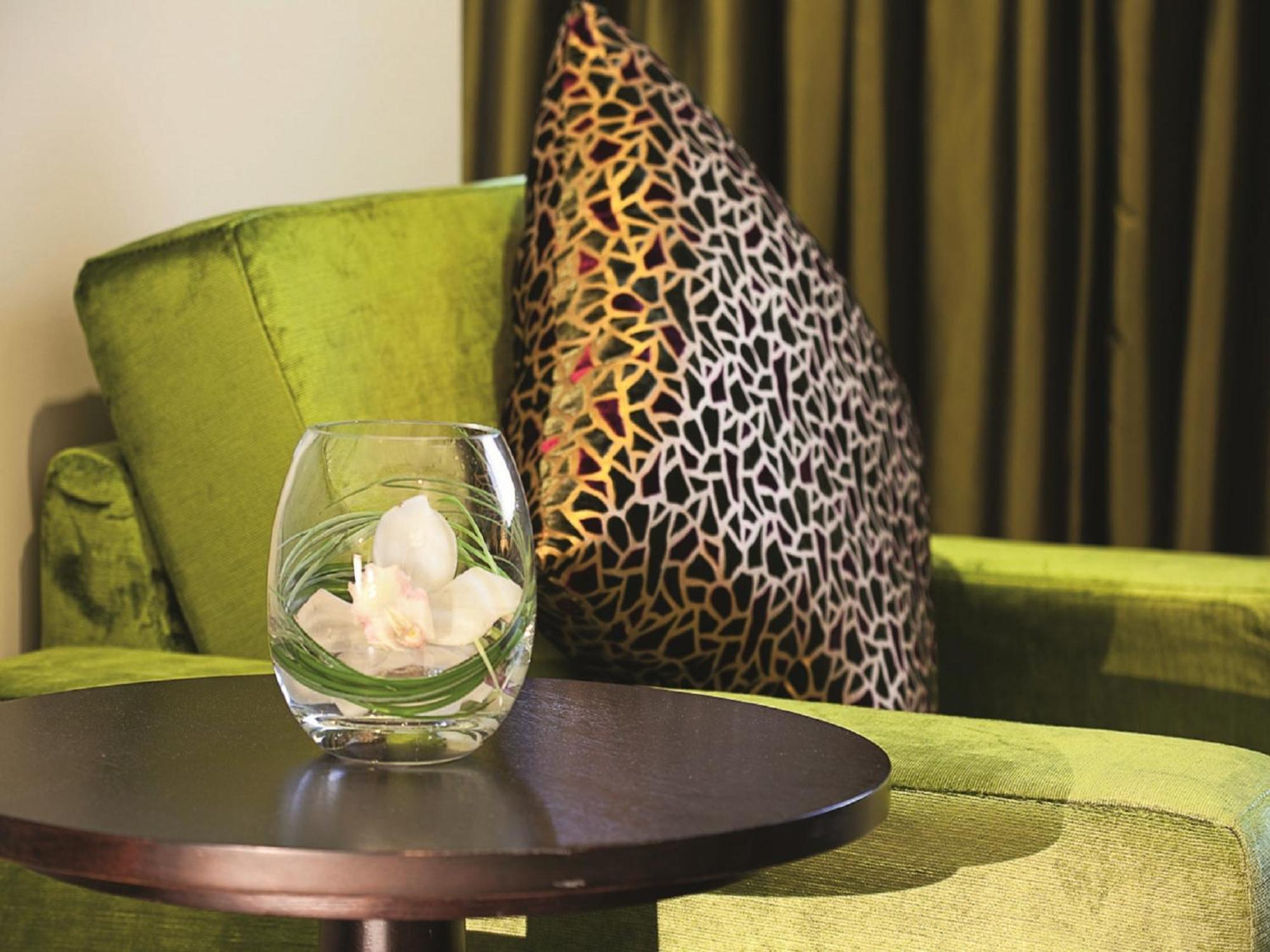 โมเวนพิคโฮเต็ล อพาร์ตเมนต์ อัล มัมซาร์ ดูไบ Aparthotel ห้อง รูปภาพ A green sofa