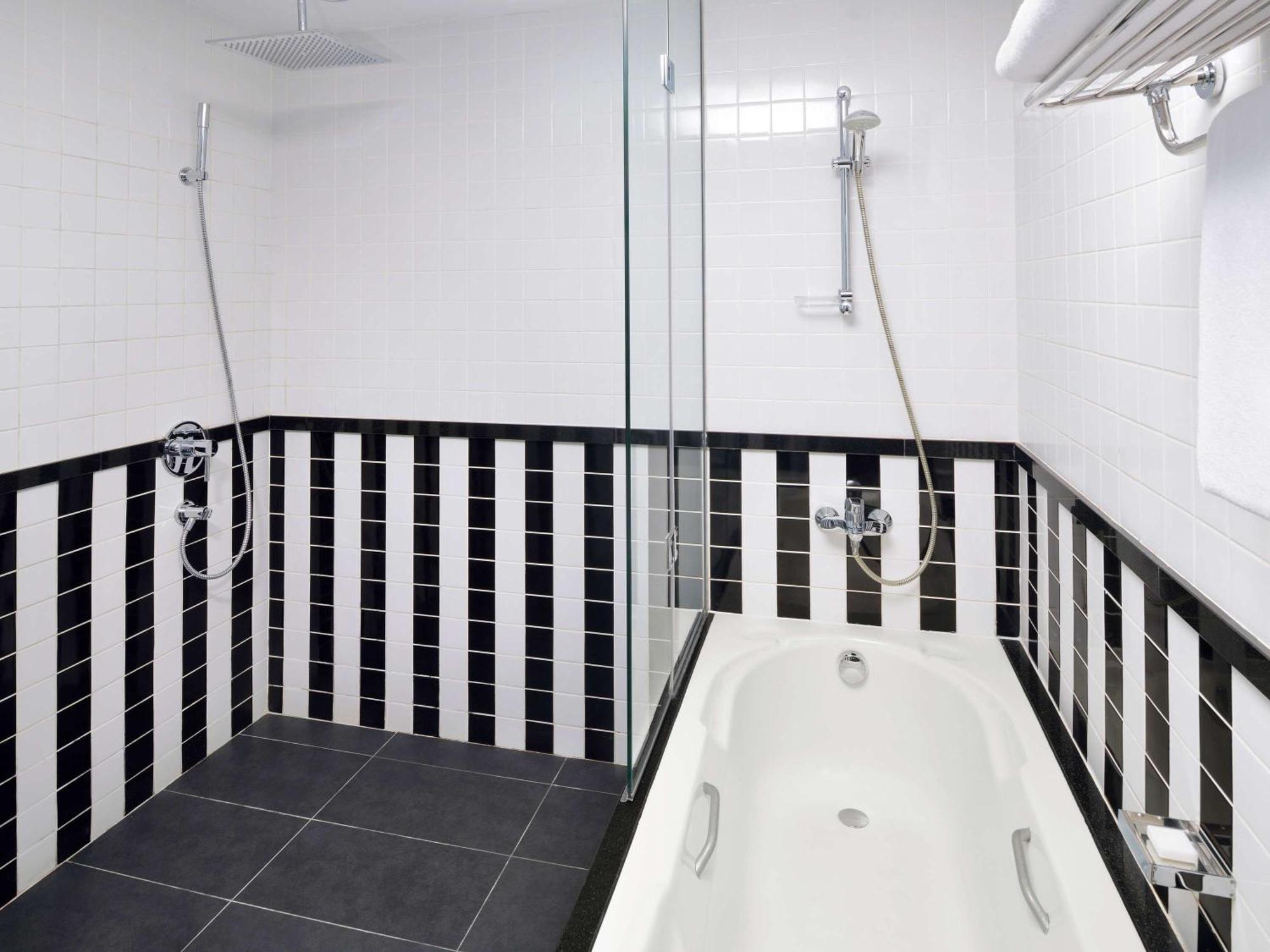 โมเวนพิคโฮเต็ล อพาร์ตเมนต์ อัล มัมซาร์ ดูไบ Aparthotel ภายนอก รูปภาพ Bathroom with shower and bath