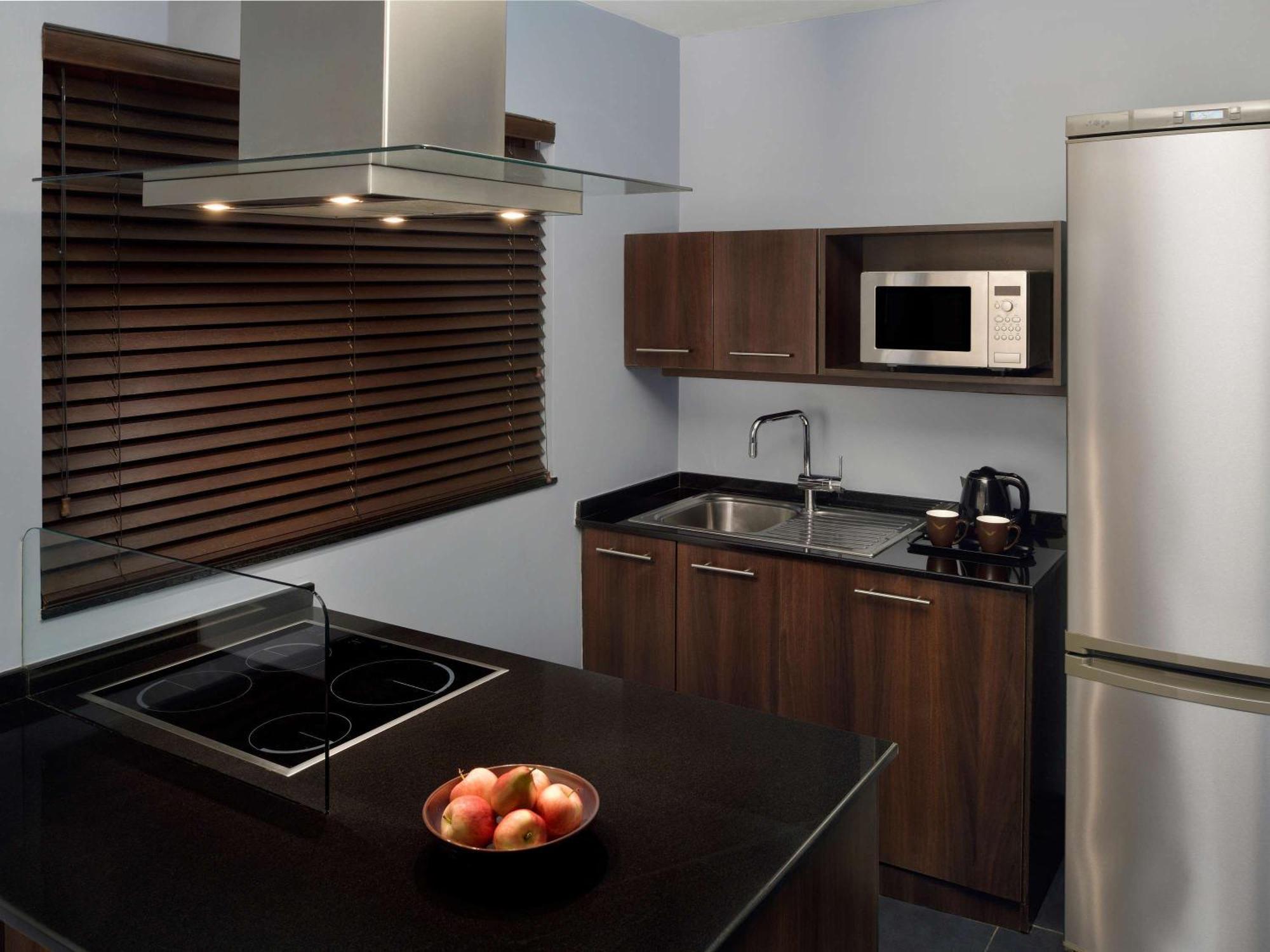 โมเวนพิคโฮเต็ล อพาร์ตเมนต์ อัล มัมซาร์ ดูไบ Aparthotel ภายนอก รูปภาพ A modern kitchen