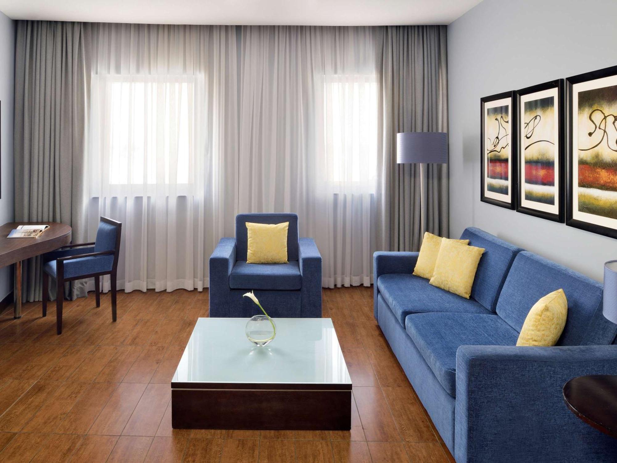 โมเวนพิคโฮเต็ล อพาร์ตเมนต์ อัล มัมซาร์ ดูไบ Aparthotel ภายนอก รูปภาพ A living room