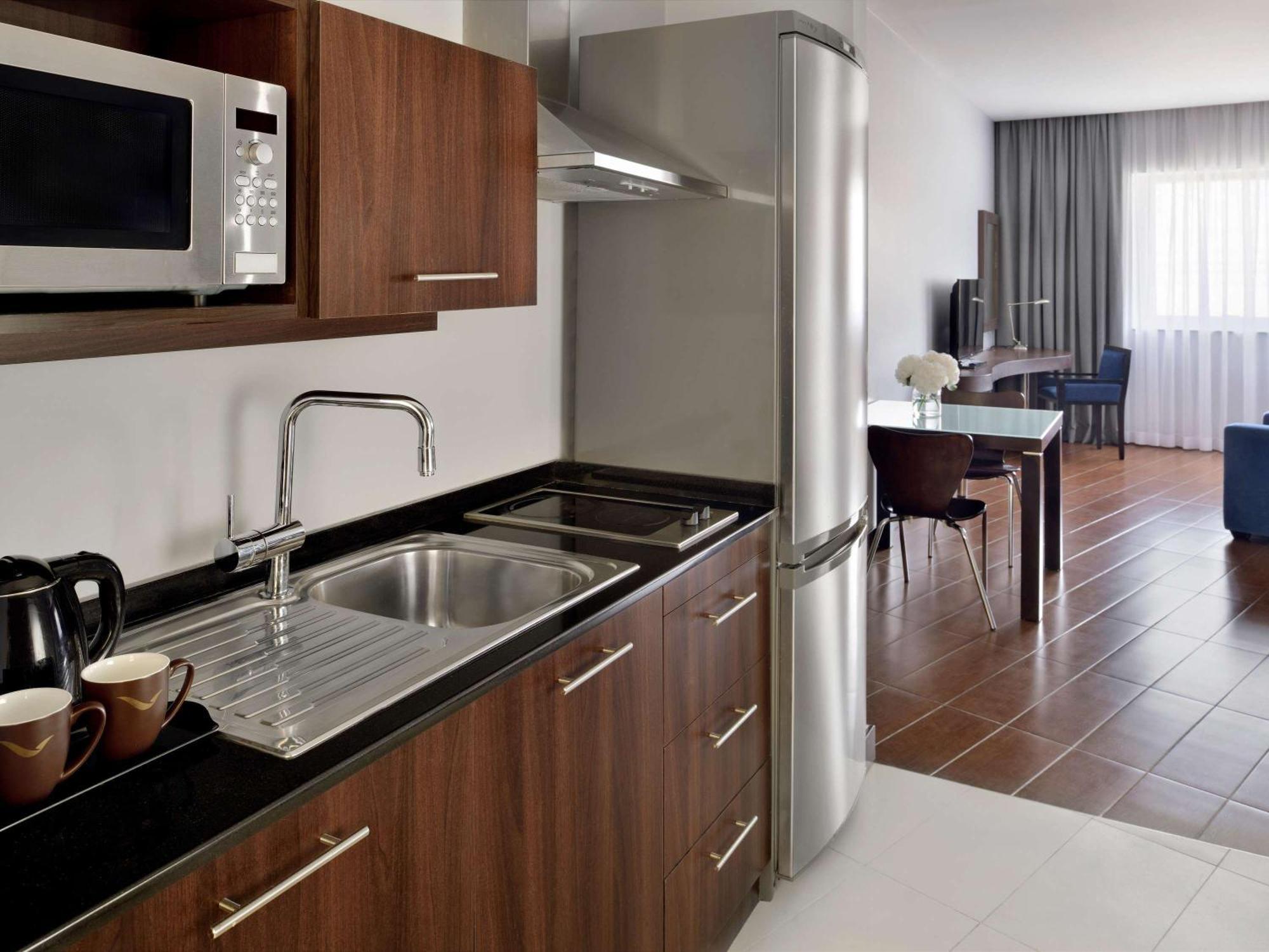 โมเวนพิคโฮเต็ล อพาร์ตเมนต์ อัล มัมซาร์ ดูไบ Aparthotel ภายนอก รูปภาพ Kitchenette