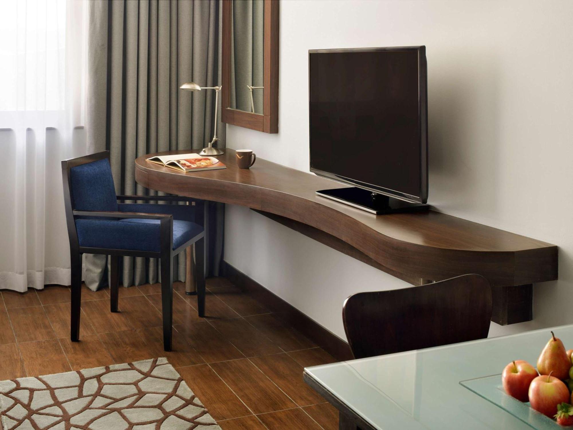 โมเวนพิคโฮเต็ล อพาร์ตเมนต์ อัล มัมซาร์ ดูไบ Aparthotel ภายนอก รูปภาพ A television in a hotel room