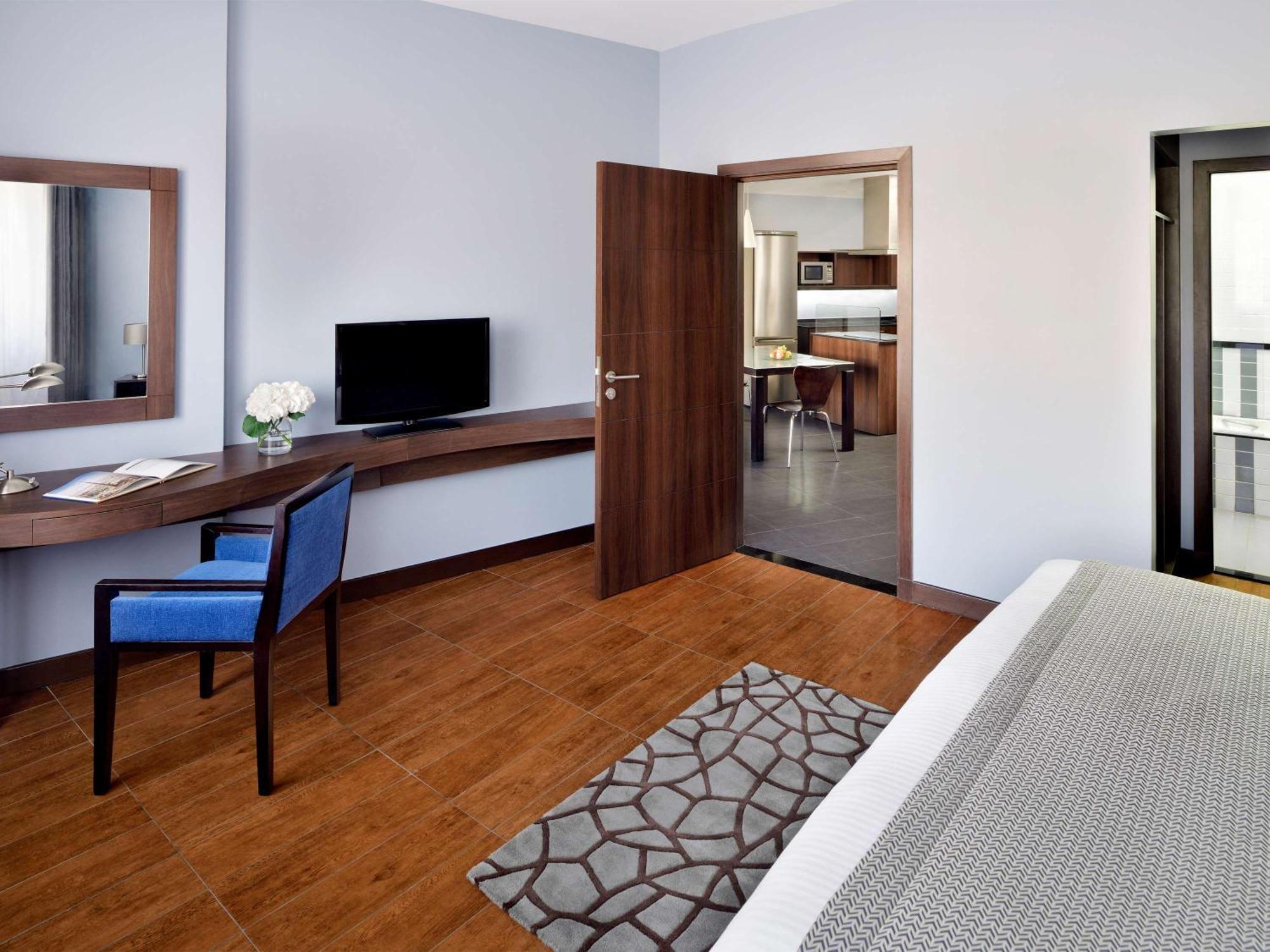 โมเวนพิคโฮเต็ล อพาร์ตเมนต์ อัล มัมซาร์ ดูไบ Aparthotel ภายนอก รูปภาพ A typical room at the hotel