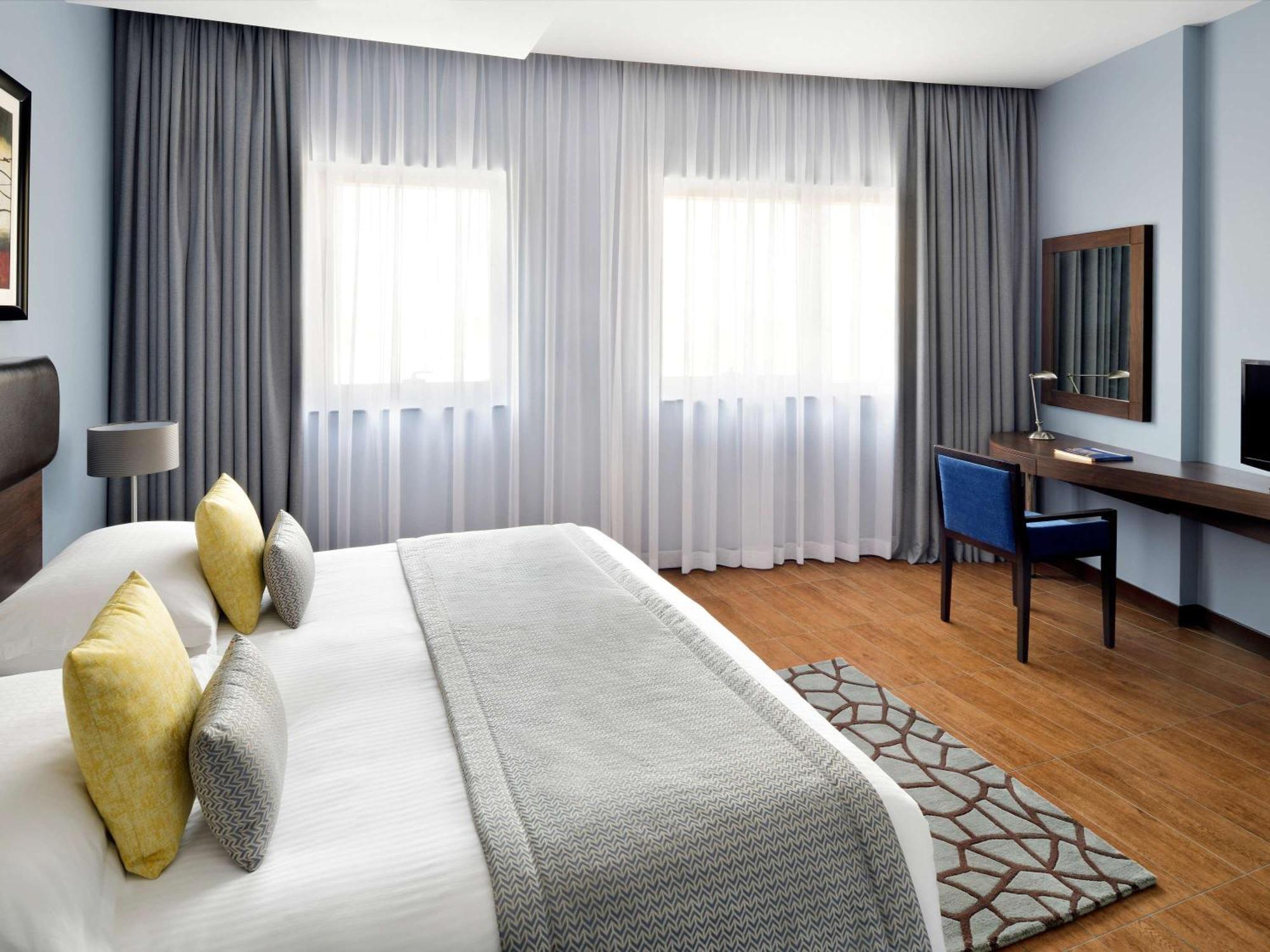 โมเวนพิคโฮเต็ล อพาร์ตเมนต์ อัล มัมซาร์ ดูไบ Aparthotel ภายนอก รูปภาพ A bedroom at the hotel