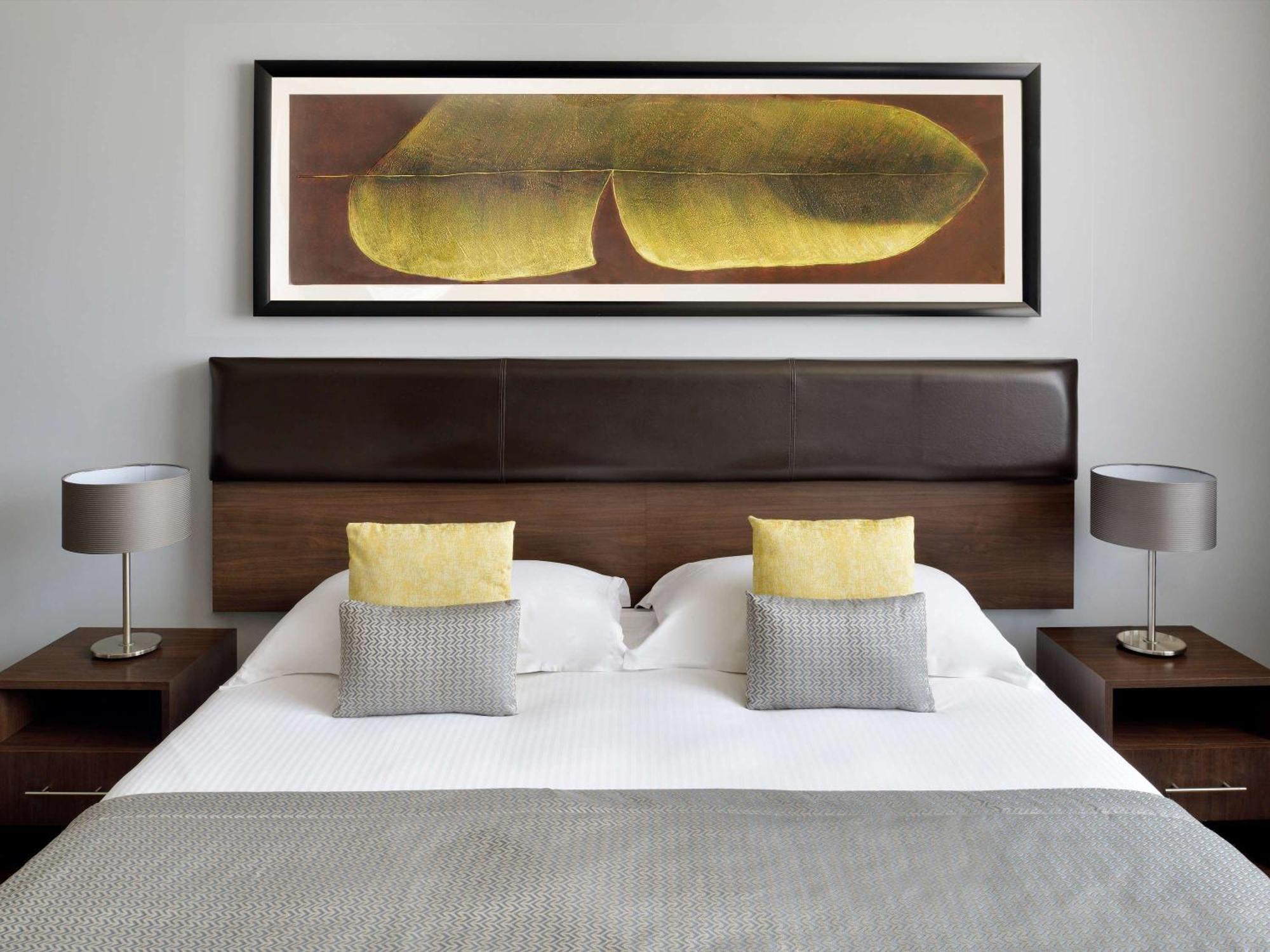 โมเวนพิคโฮเต็ล อพาร์ตเมนต์ อัล มัมซาร์ ดูไบ Aparthotel ภายนอก รูปภาพ A bedroom at the hotel