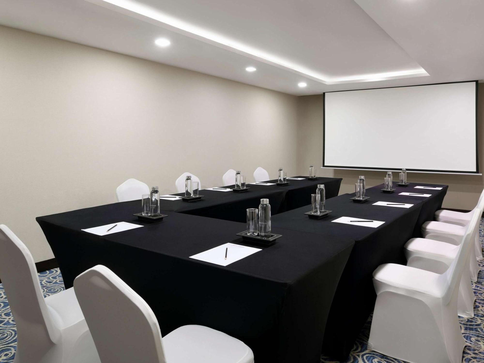 โมเวนพิคโฮเต็ล อพาร์ตเมนต์ อัล มัมซาร์ ดูไบ Aparthotel ภายนอก รูปภาพ Meeting room