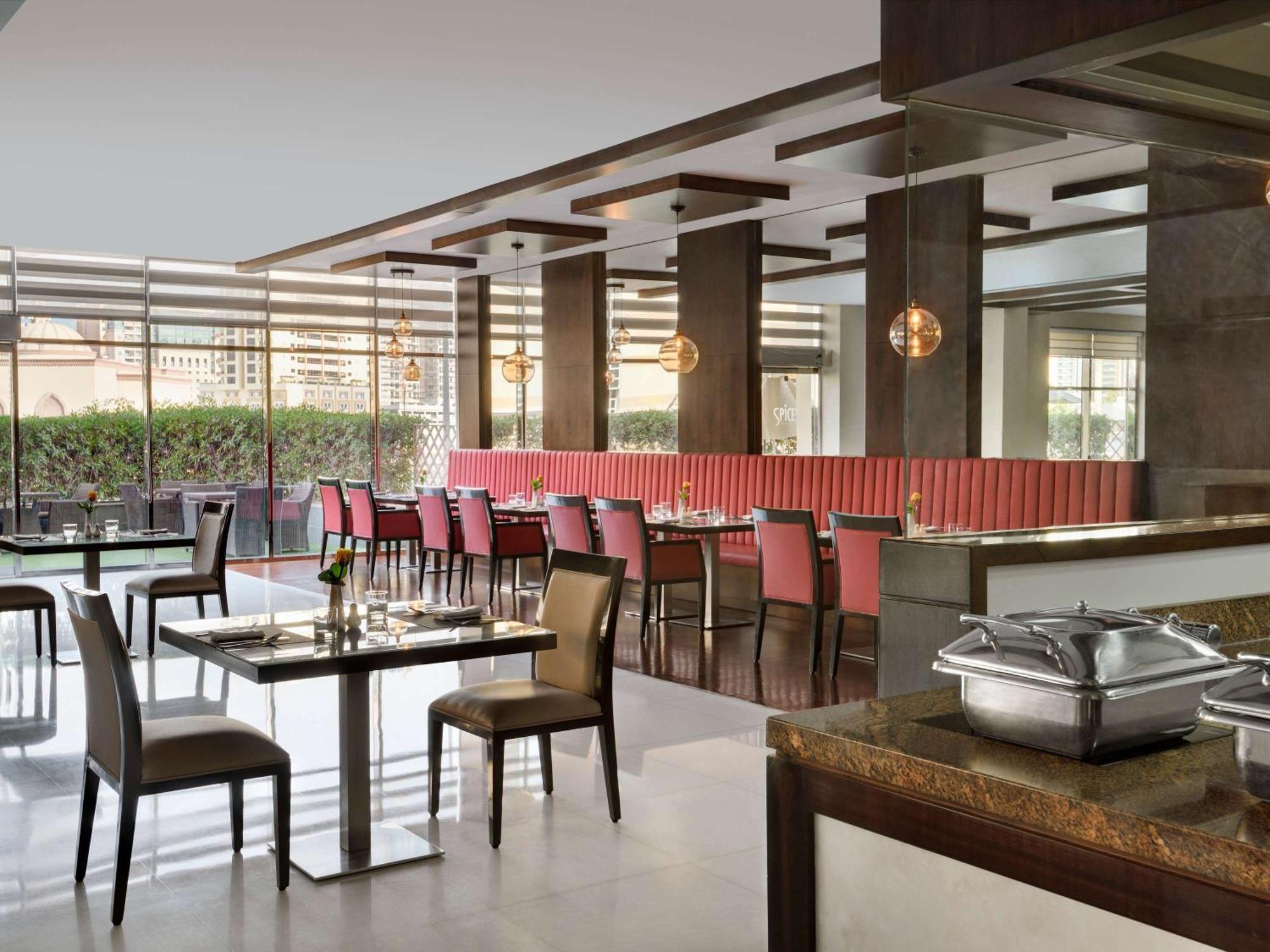 โมเวนพิคโฮเต็ล อพาร์ตเมนต์ อัล มัมซาร์ ดูไบ Aparthotel ภายนอก รูปภาพ The restaurant