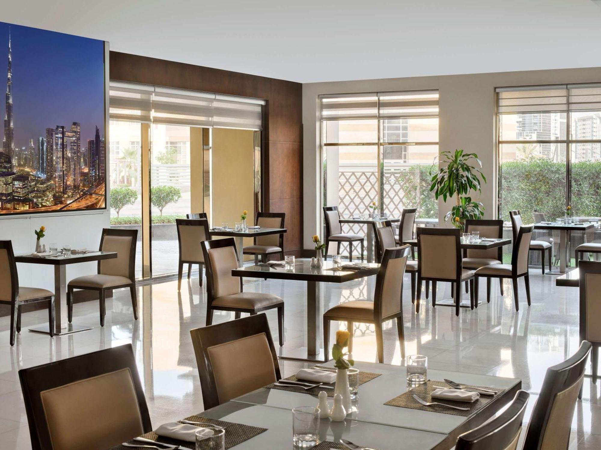 โมเวนพิคโฮเต็ล อพาร์ตเมนต์ อัล มัมซาร์ ดูไบ Aparthotel ภายนอก รูปภาพ The restaurant