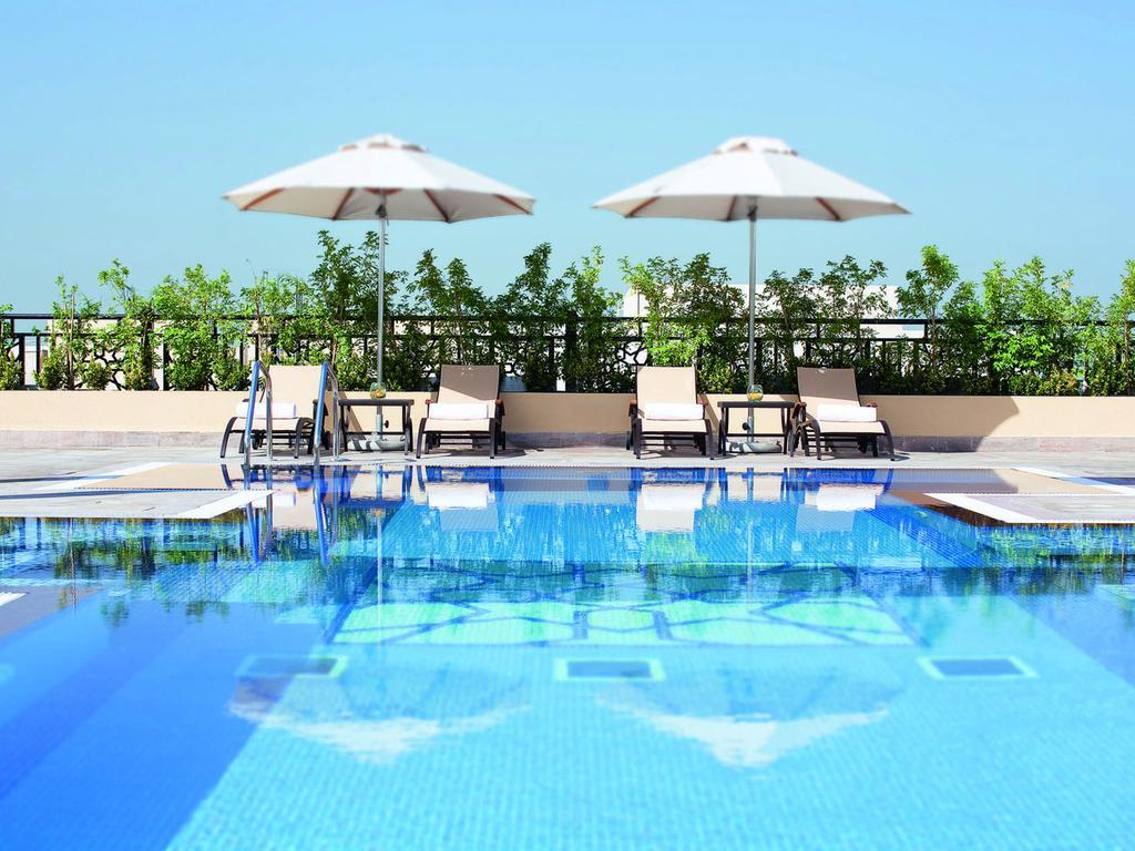 โมเวนพิคโฮเต็ล อพาร์ตเมนต์ อัล มัมซาร์ ดูไบ Aparthotel ภายนอก รูปภาพ The swimming pool at the hotel